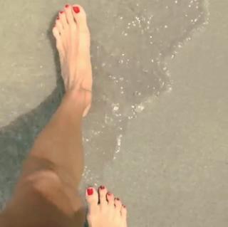 Devon Windsor feet photo thumbnail
