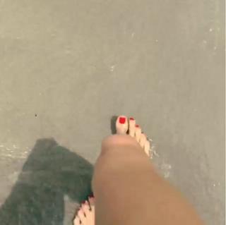 Devon Windsor feet photo thumbnail