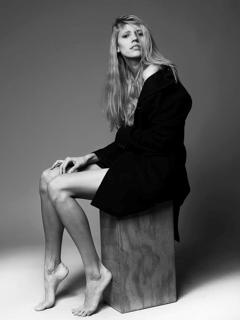 Devon Windsor feet photo thumbnail