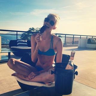 Devon Windsor feet photo thumbnail