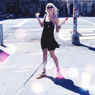 Devon Windsor feet photo thumbnail