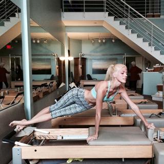 Devon Windsor feet photo thumbnail