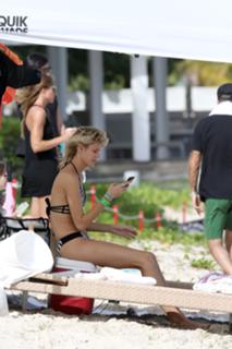 Devon Windsor feet photo thumbnail