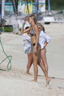 Devon Windsor feet photo thumbnail