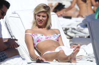 Devon Windsor feet photo thumbnail