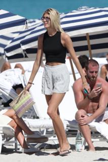 Devon Windsor feet photo thumbnail