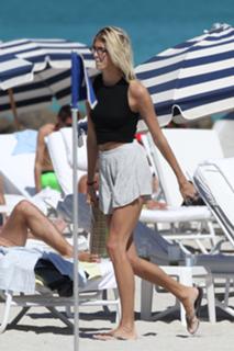 Devon Windsor feet photo thumbnail