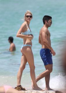 Devon Windsor feet photo thumbnail