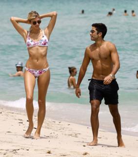 Devon Windsor feet photo thumbnail