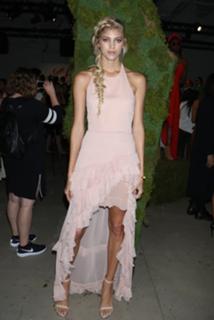 Devon Windsor feet photo thumbnail