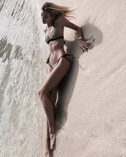 Devon Windsor feet photo thumbnail