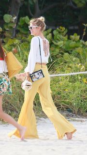 Devon Windsor feet photo thumbnail
