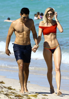 Devon Windsor feet photo thumbnail
