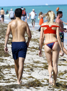 Devon Windsor feet photo thumbnail