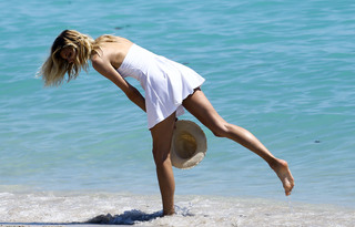 Devon Windsor feet photo thumbnail