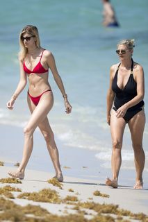 Devon Windsor feet photo thumbnail