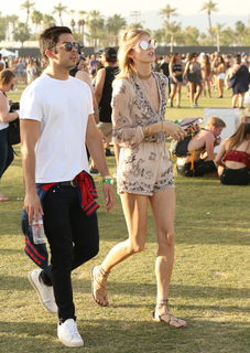 Devon Windsor feet photo thumbnail