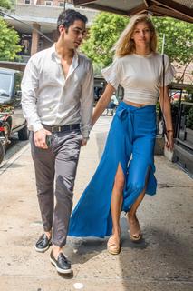 Devon Windsor feet photo thumbnail