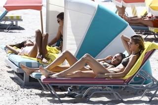 Devon Windsor feet photo thumbnail