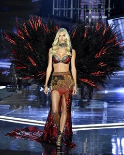 Devon Windsor feet photo thumbnail