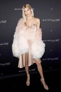 Devon Windsor feet photo thumbnail