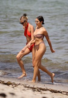 Devon Windsor feet photo thumbnail