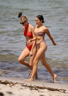 Devon Windsor feet photo thumbnail