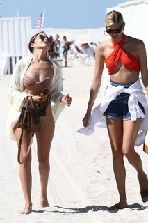 Devon Windsor feet photo thumbnail