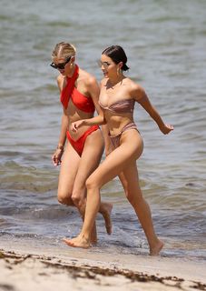 Devon Windsor feet photo thumbnail