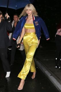 Devon Windsor feet photo thumbnail