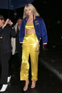 Devon Windsor feet photo thumbnail