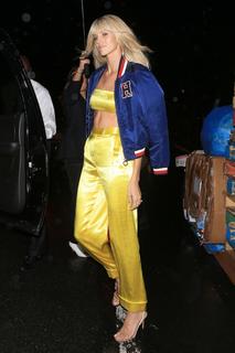 Devon Windsor feet photo thumbnail