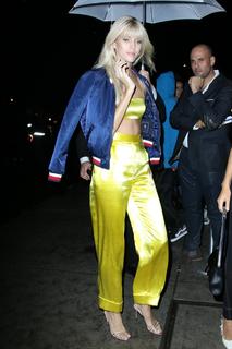 Devon Windsor feet photo thumbnail