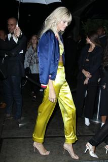 Devon Windsor feet photo thumbnail