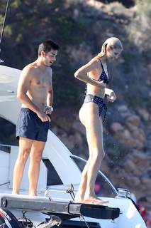 Devon Windsor feet photo thumbnail