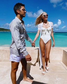 Devon Windsor feet photo thumbnail