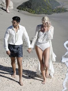 Devon Windsor feet photo thumbnail