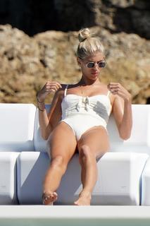 Devon Windsor feet photo thumbnail