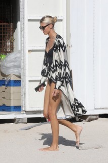 Devon Windsor feet photo thumbnail