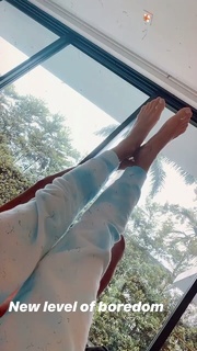 Devon Windsor feet photo thumbnail