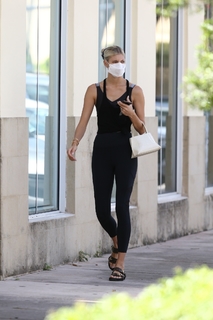Devon Windsor feet photo thumbnail