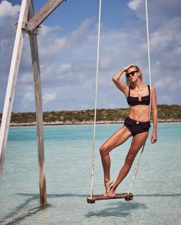 Devon Windsor feet photo thumbnail