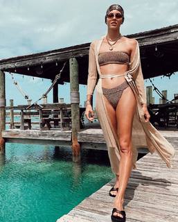 Devon Windsor feet photo thumbnail