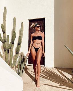Devon Windsor feet photo thumbnail