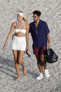 Devon Windsor feet photo thumbnail