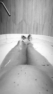 Devon Windsor feet photo thumbnail