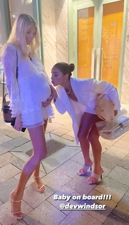 Devon Windsor feet photo thumbnail