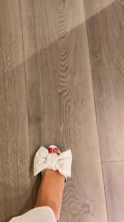 Devon Windsor feet photo thumbnail