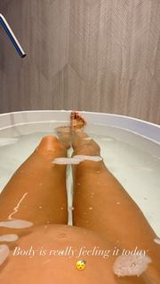 Devon Windsor feet photo thumbnail