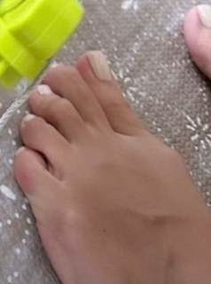 Devon Windsor feet photo thumbnail